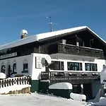 Gaestehaus Am Berg ゲストハウス 3*